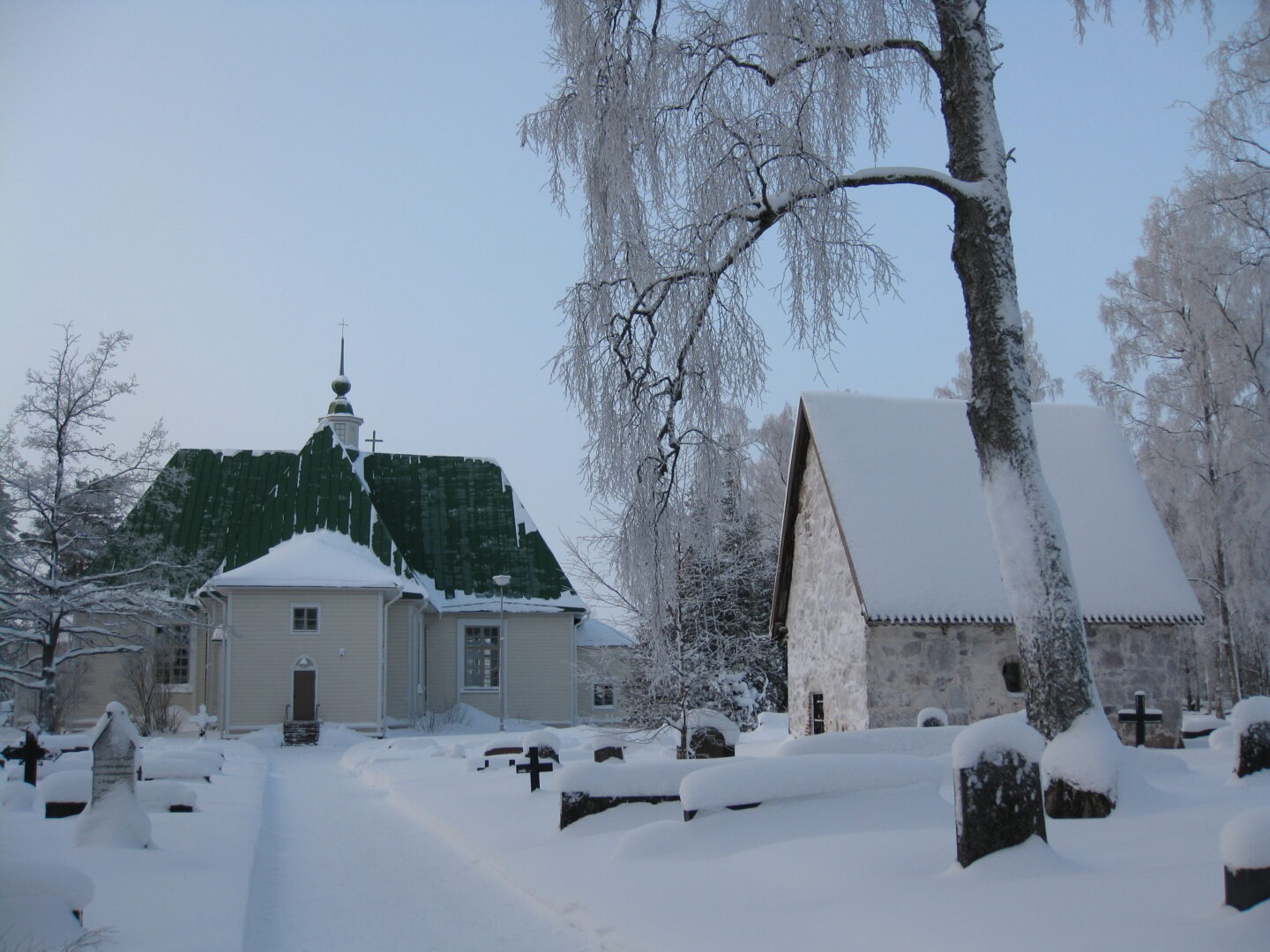 Virolahden kirkko ja sakaristo lumen peittäminä