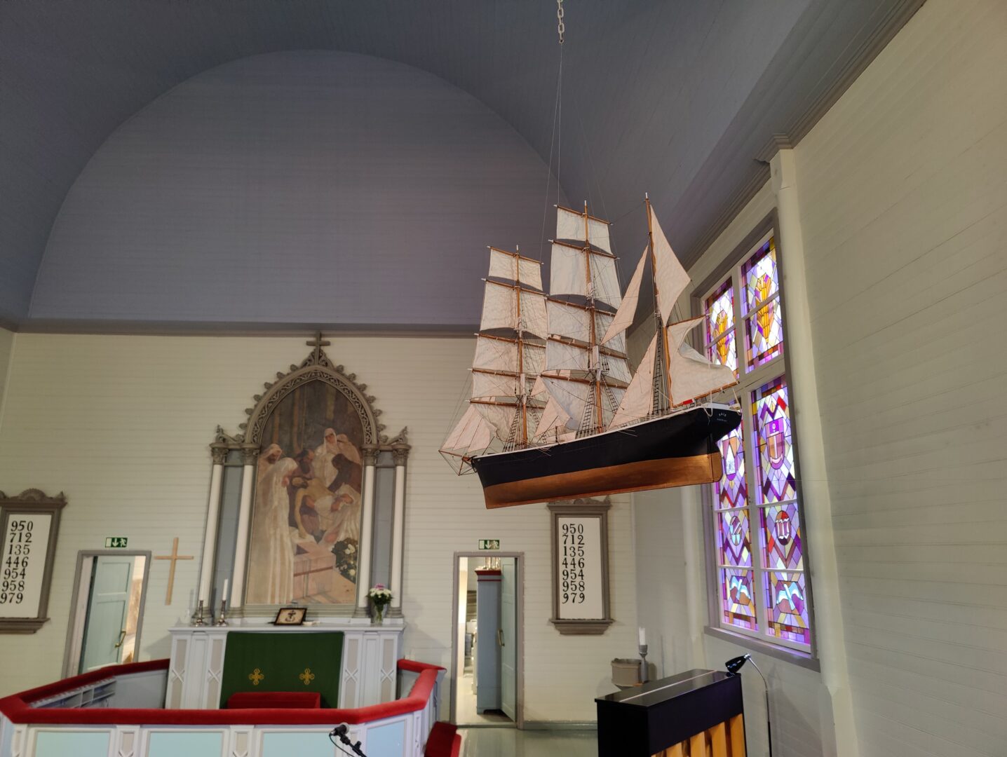 Virolahden kirkon katosta riippuva kirkkolaiva